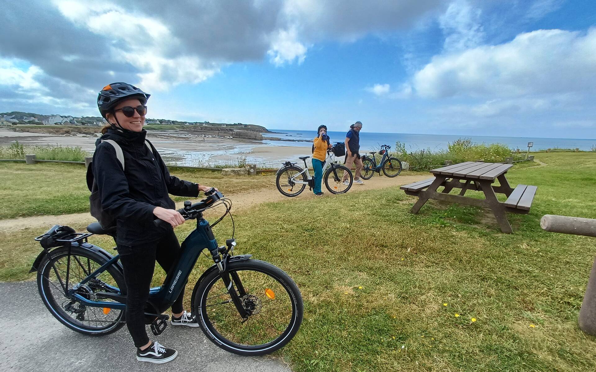 Balade à vélo sur la Véloroute V45, entre Audierne et la Pointe du Raz © Dimitri Poixe