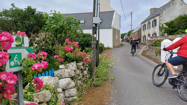 La véloroute V45 entre Audierne et la Pointe du Raz© Dimitri Poixe