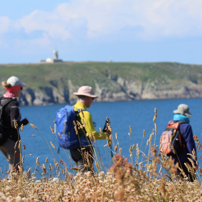 Marche avec vue sur la Pointe du Raz © Dimitri Poixe 